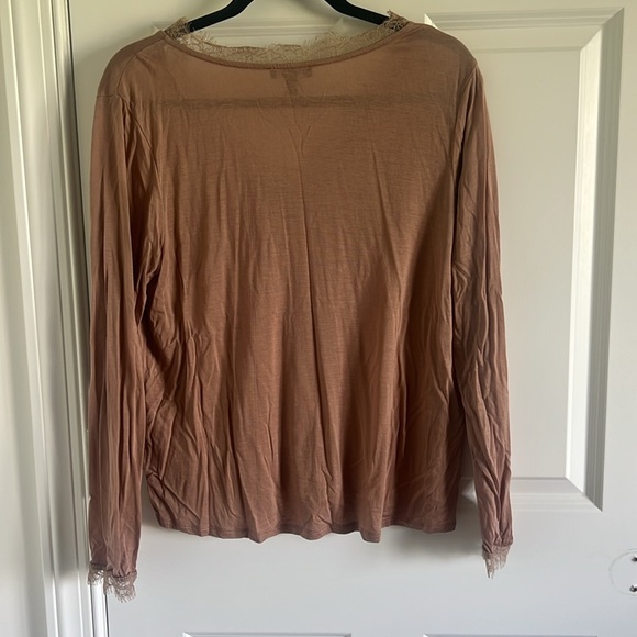 Women's Express Size Large T-shirt with lace trim around the collar and sleeves - Picture 6 of 8